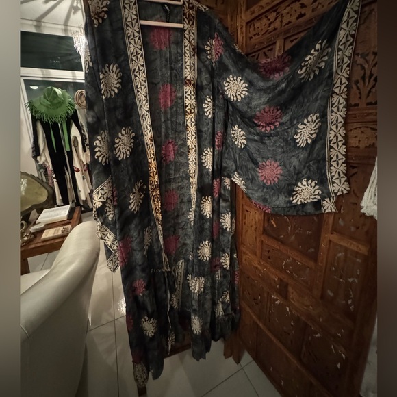 Elegant Charcoal Gray Kimono - Picture 2 of 3